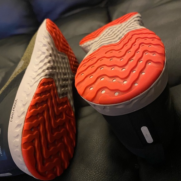 Nike Sneakers 👟 - Picture 3 of 4